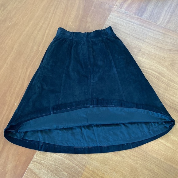 Vintage 70’s high waisted, black suede midi skirt. 29” waist (US 8). As new. - Picture 4 of 8